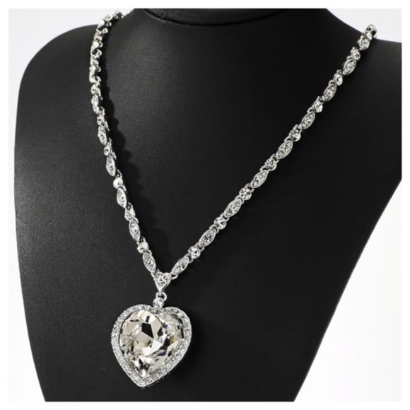 🎁 Swarovski Crystals The Karra  Large Heart Necklace - Picture 8 of 8